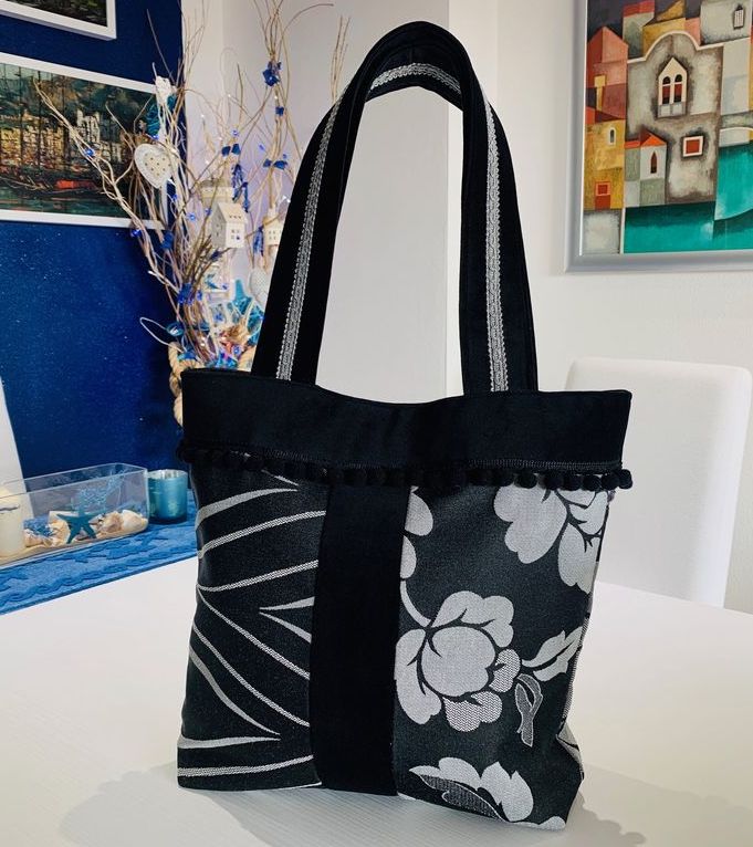 Borsa nera fantasia floreale a calamita - Borsa con tasca interna mod. Romantica